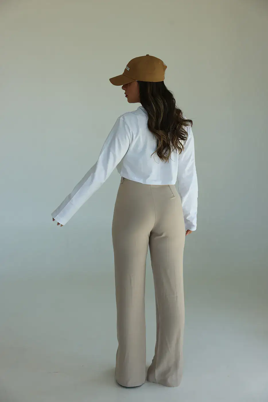 מכנס גבוה עם שסעים בז';